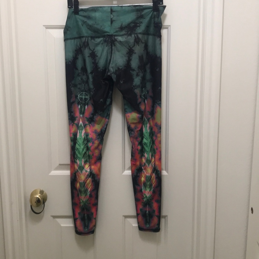 Teeki feathered size large leggings